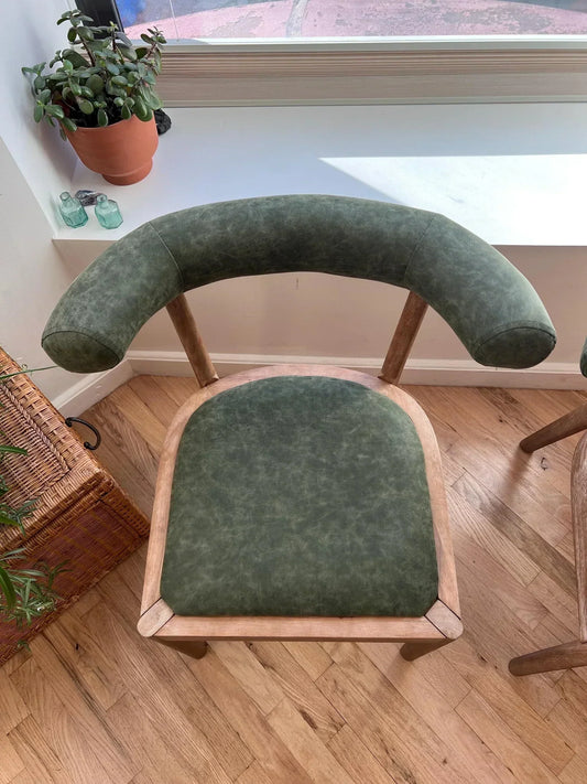 How to Choose Dining Chairs for a Round Table: A Style Guide