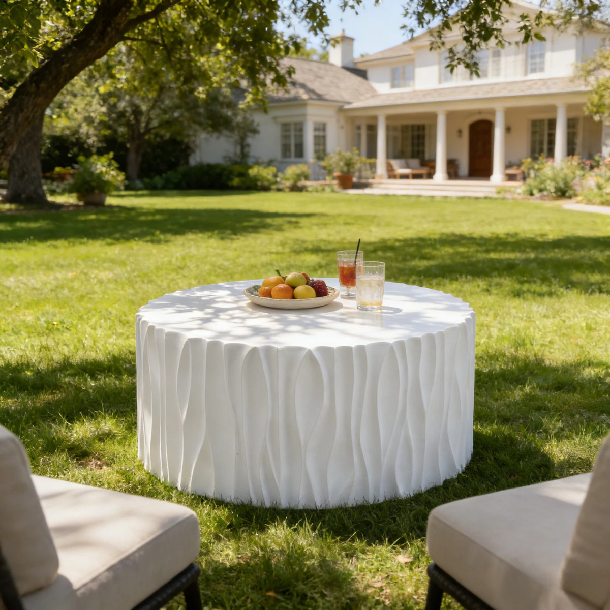 White Round Outdoor Coffee Table, 26.8 in Wide