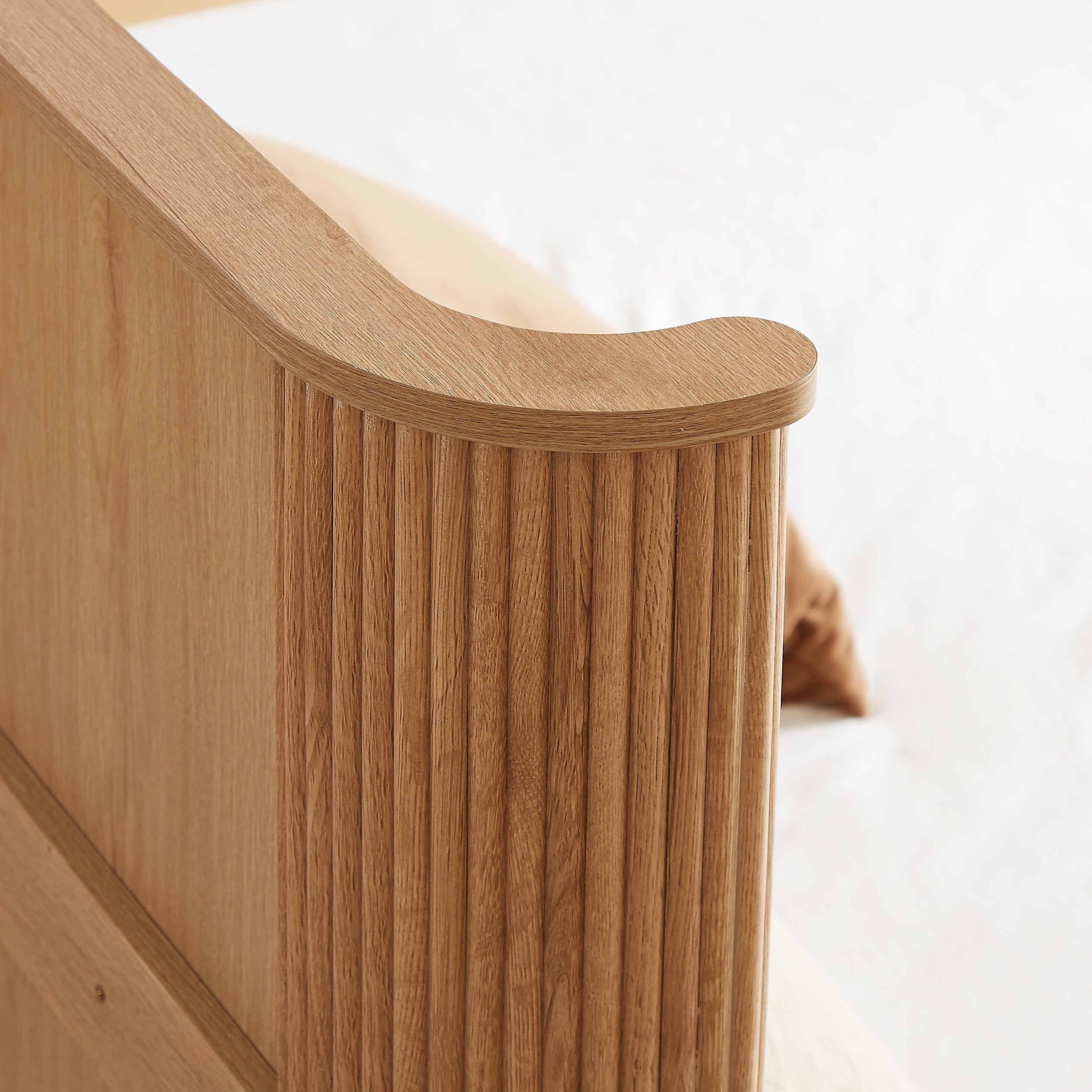 Detail of the rounded eave top corner and vertical fluting on the natural oak headboard #Color_Natural Oak